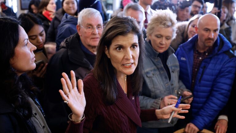 Nikki Haley continue d&rsquo;insister sur le fait que les États-Unis n&rsquo;ont jamais été racistes, alors que Trump lance des attaques racistes contre elle