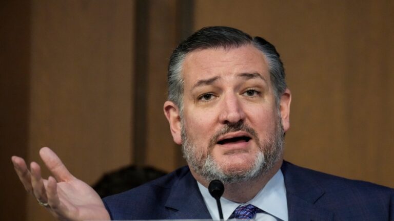 Ted Cruz soutient « avec enthousiasme » Trump, l&rsquo;homme qui a traité sa femme de laide et laissé entendre que son père était de mèche avec l&rsquo;assassin de JFK