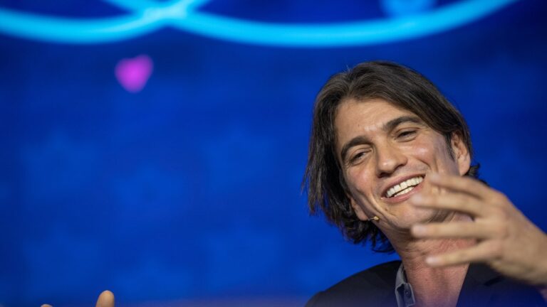 Adam Neumann, essayant le stand-up pour la taille, tente de racheter WeWork