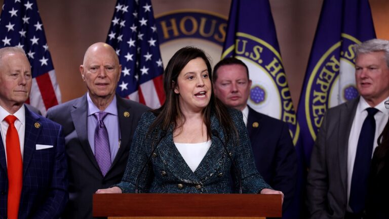 Elise Stefanik suggère qu&rsquo;elle aurait enfreint la loi pour Trump si elle était vice-présidente le 6 janvier
