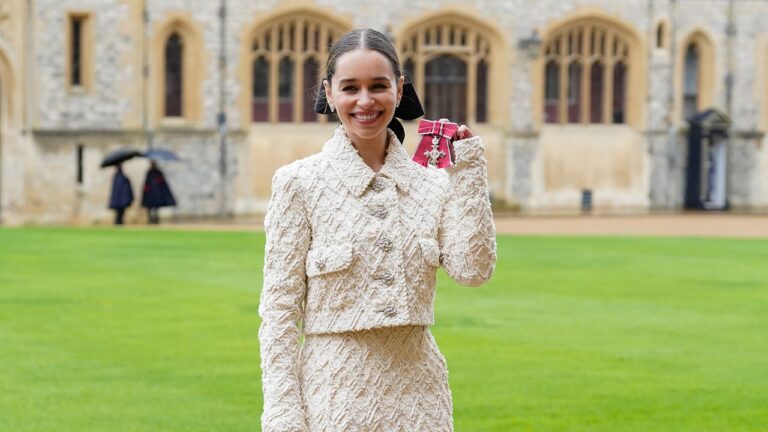Emilia Clarke reçoit la distinction royale pour son travail caritatif en faveur des lésions cérébrales