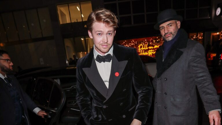 Joe Alwyn prouve que Taylor Swift n&rsquo;est pas la seule à pouvoir publier des photos Instagram monochromes de mauvaise humeur
