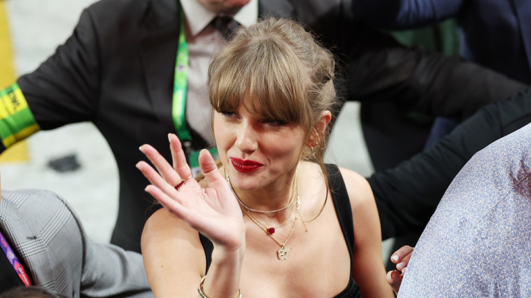 Le sac à main de football ébloui du Super Bowl 2024 de Taylor Swift était un cadeau d&rsquo;un nouvel ami célèbre