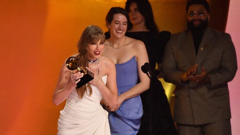 Taylor Swift remporte l&rsquo;album de l&rsquo;année, battant un record et marquant l&rsquo;histoire aux Grammys 2024