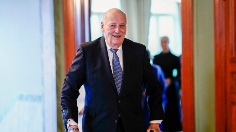 Le roi Harald V de Norvège se fait implanter un stimulateur cardiaque d'urgence en Malaisie