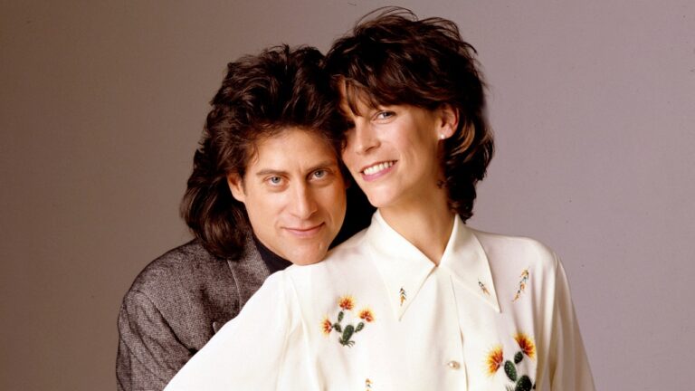 Jamie Lee Curtis attribue au regretté comédien Richard Lewis le mérite d'avoir rendu possible sa sobriété de 25 ans