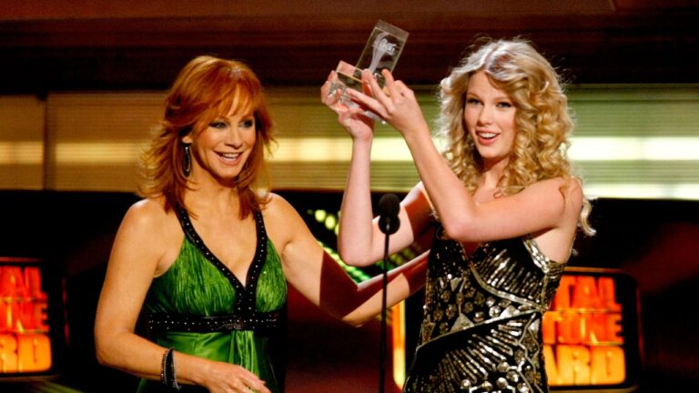 Taylor Swift et Reba McEntire ne se battent pas, malgré les rumeurs du contraire