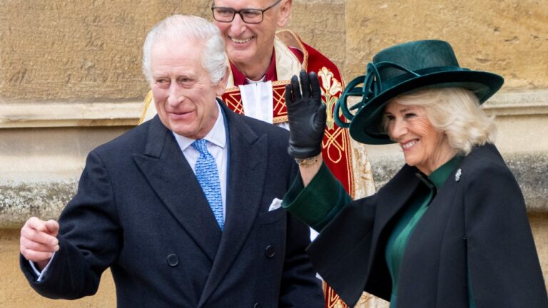 Le roi Charles III et la reine Camilla assistent aux services religieux de Pâques parmi les rangs royaux allégés
