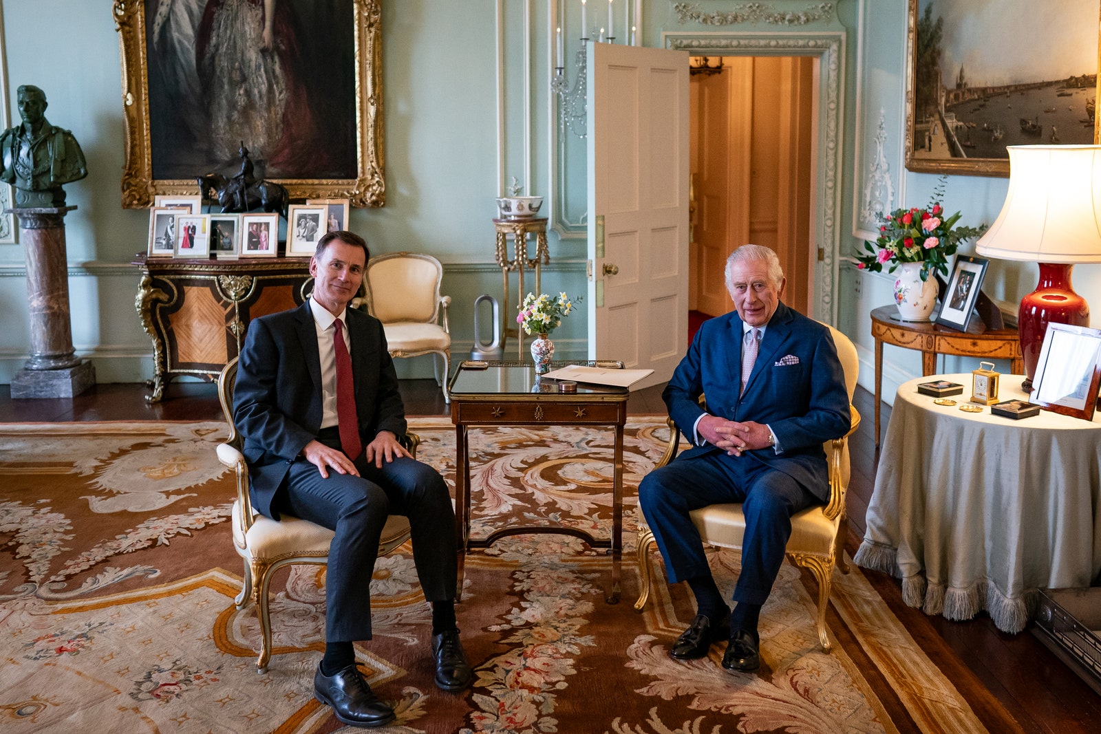 L'image peut contenir Charles Prince de Galles Jeremy Hunt Lampe Accessoires Tenue de soirée Cravate Vêtements Chaussures et chaussures