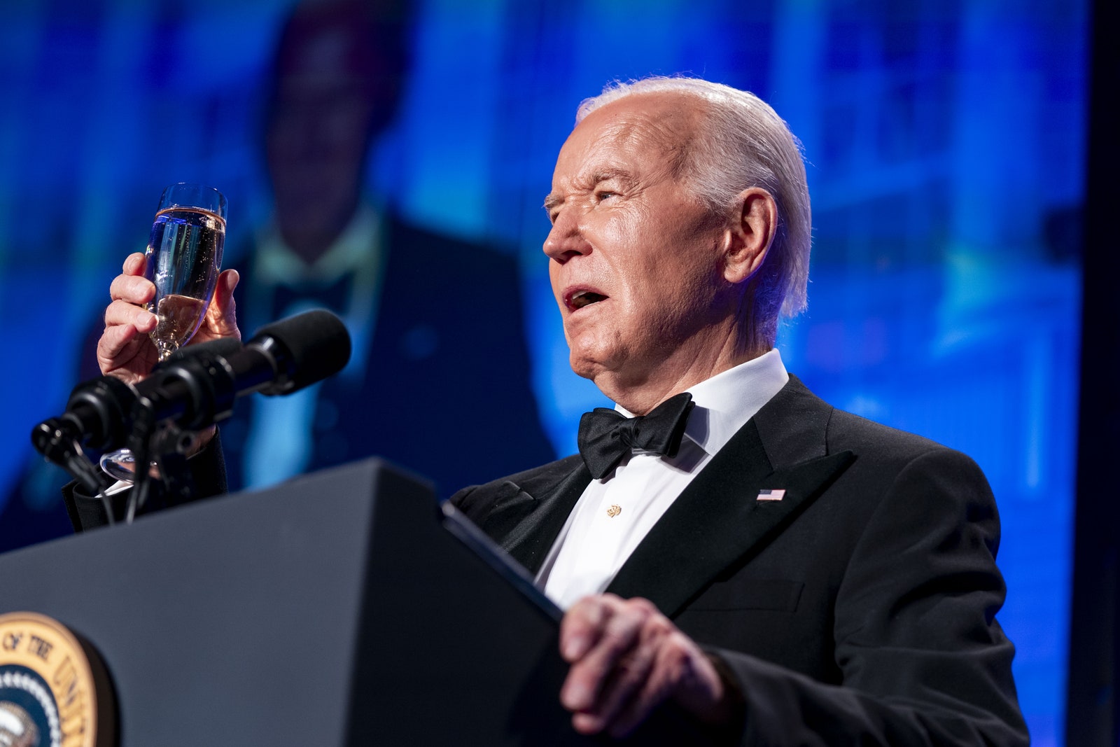 L'image contient peut-être Joe Biden Personnes Personne Accessoires Vêtements de cérémonie Cravate Foule Conférence de presse et appareil électrique
