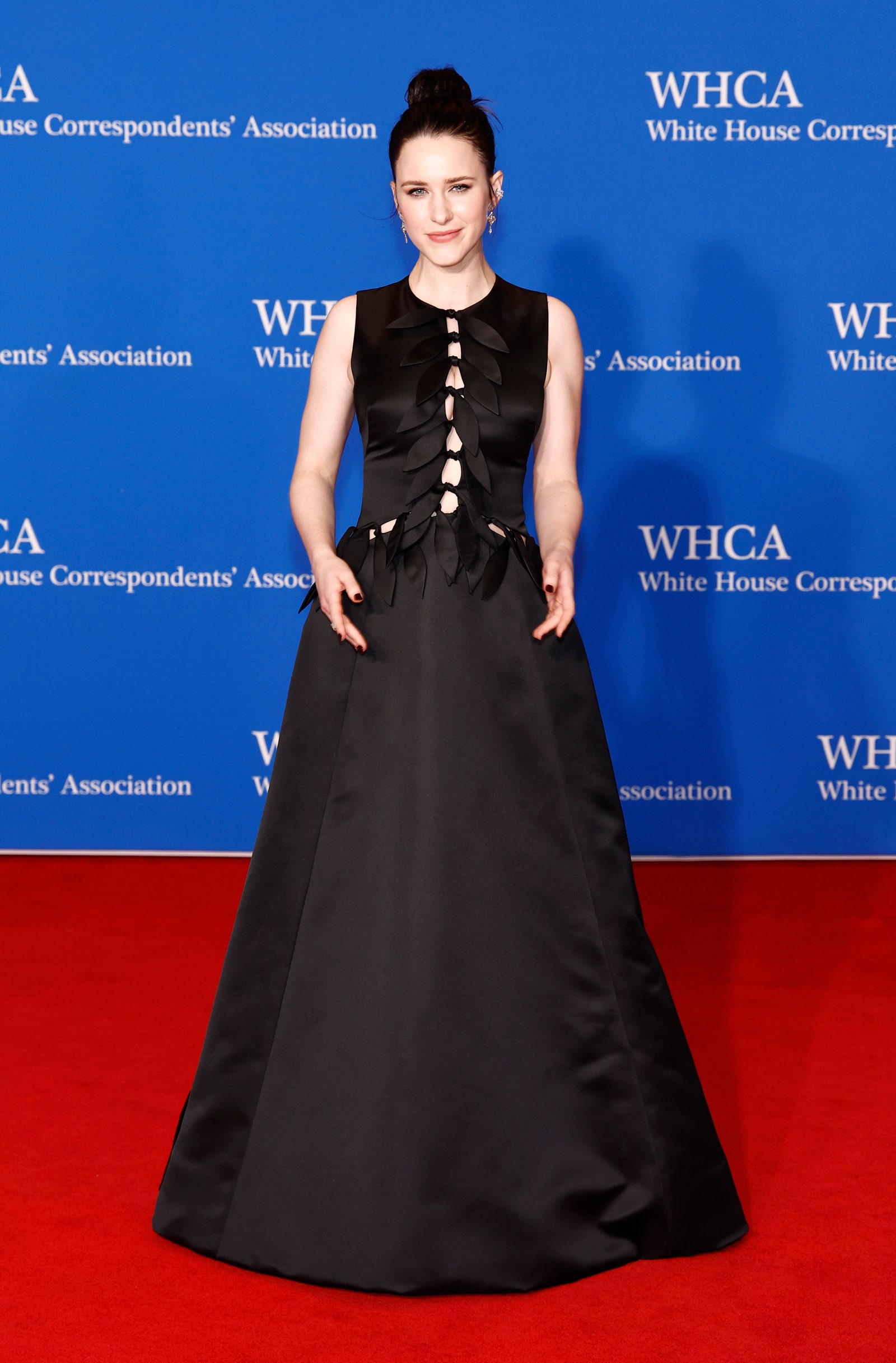 L'image peut contenir Rachel Brosnahan Mode Vêtements Robe Tenue de soirée Personne adulte et robe