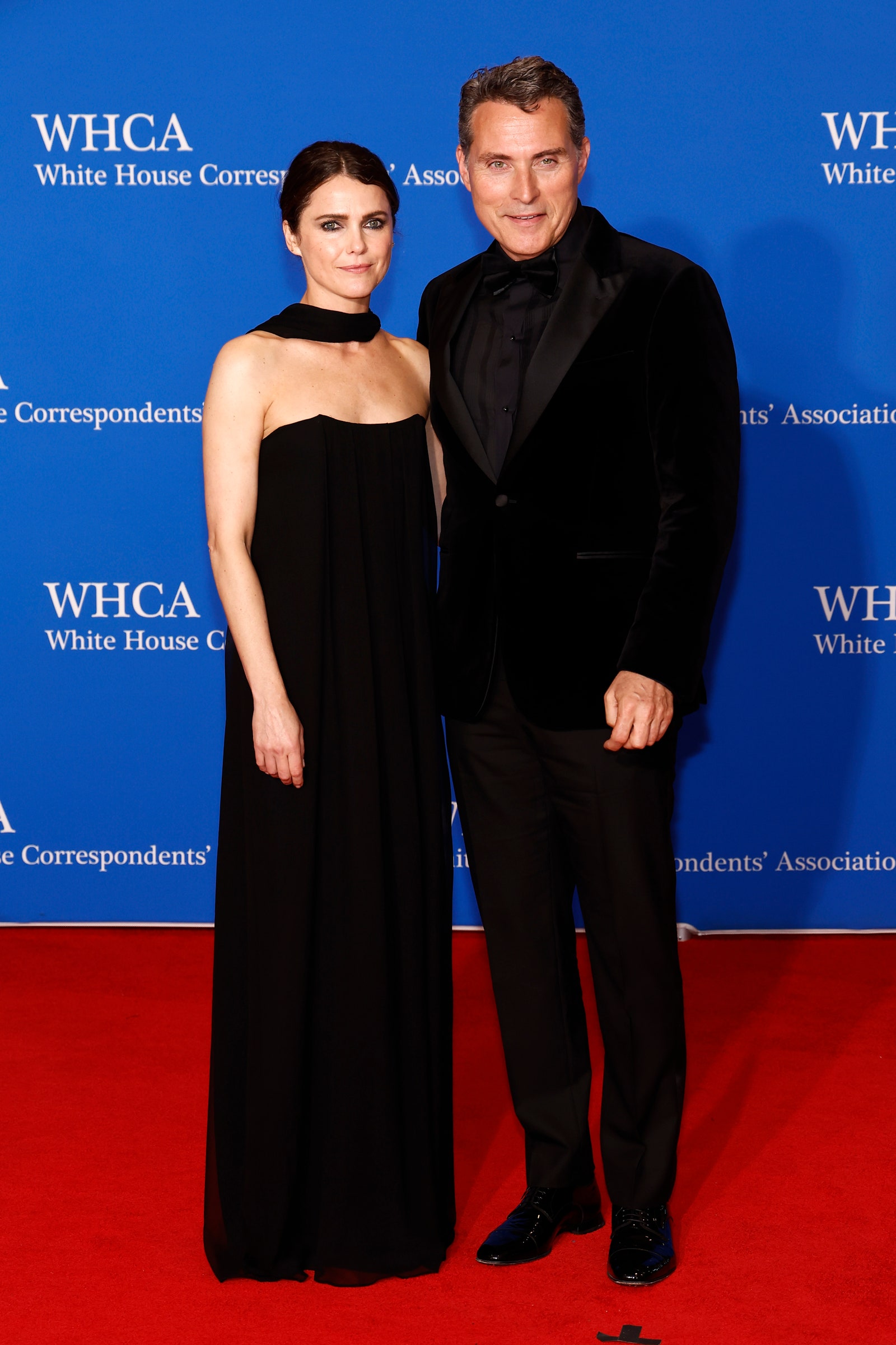 L'image peut contenir Rufus Sewell Keri Russell Mode Personne adulte Vêtements Chaussures Première de chaussures et accessoires