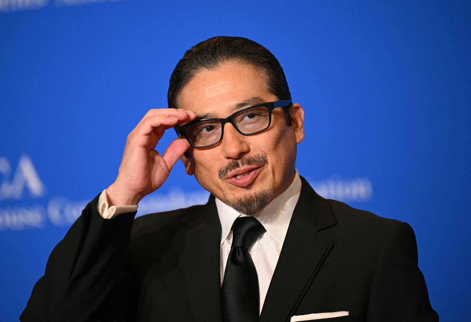 L'image peut contenir Hiroyuki Sanada Accessoires Tenue de soirée Cravate Lunettes Vêtements Costume Personne adulte Tête et visage