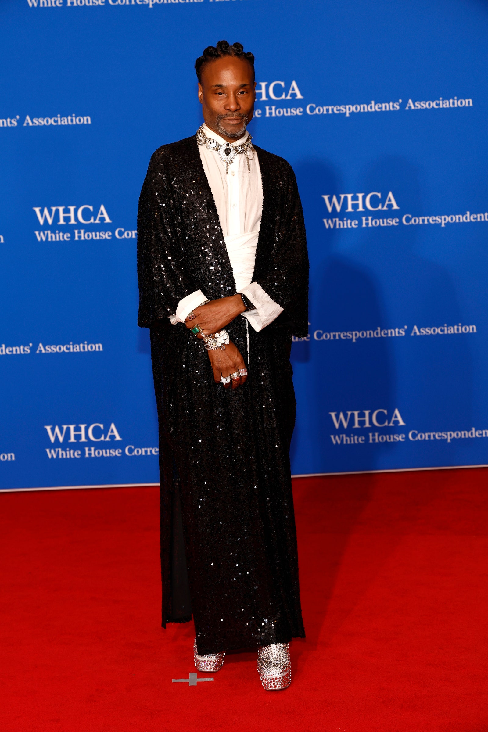 L'image peut contenir Billy Porter Mode Adulte Personne Debout Montre-Bracelet Accessoires Bijoux Collier et Première