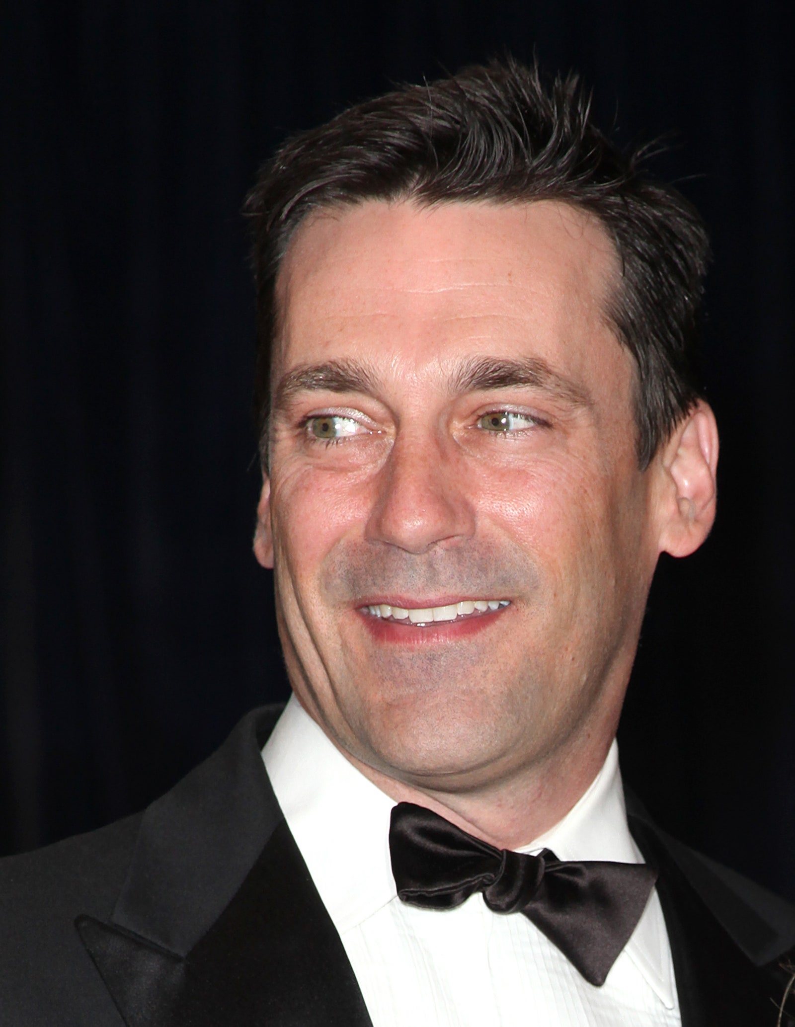 L'image peut contenir Jon Hamm Accessoires Tenue de soirée Cravate Visage Tête Personne Photographie Portrait Vêtements et costume