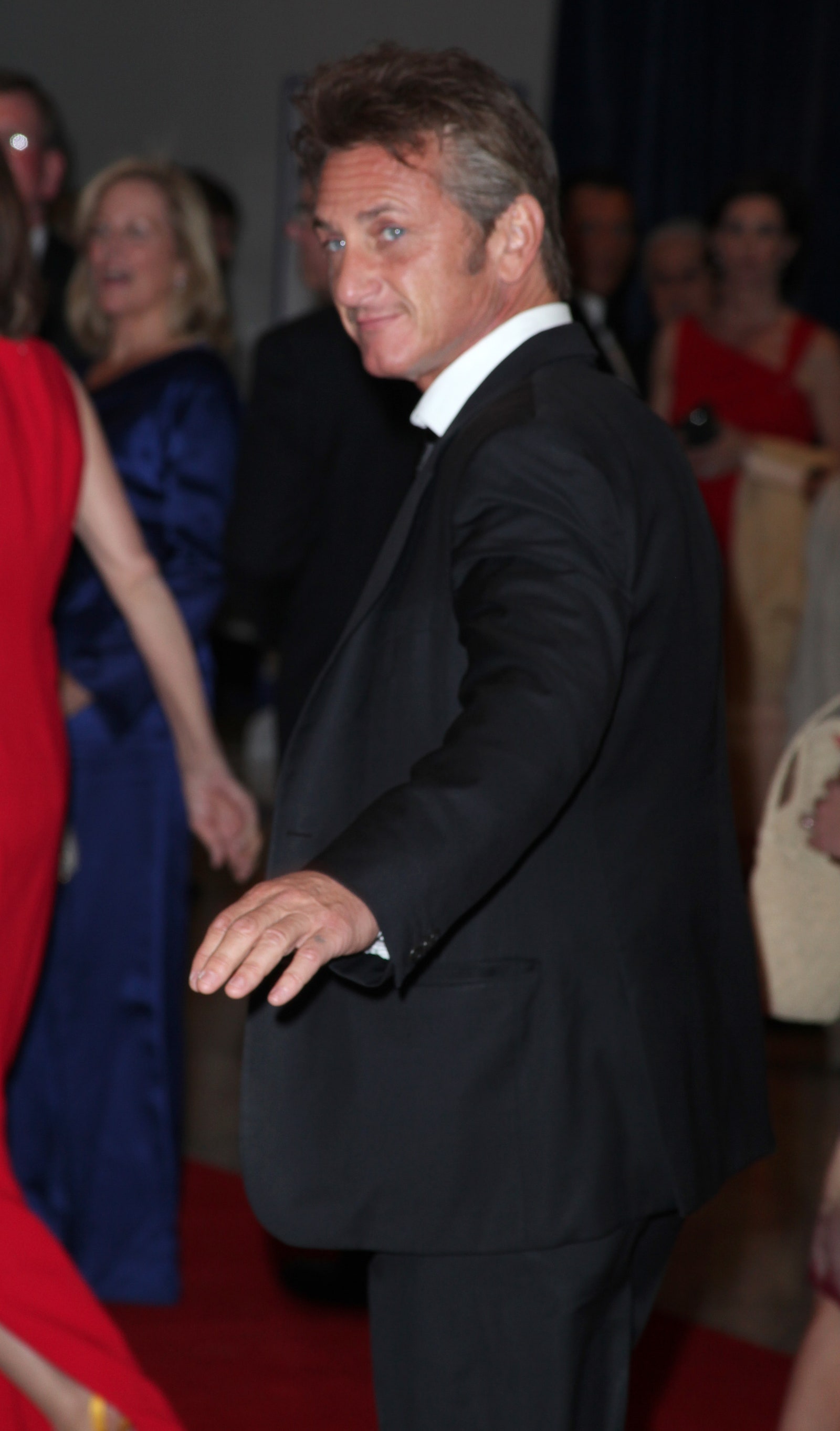 L'image peut contenir Sean Penn Première de mode pour personne adulte Vêtements de cérémonie Costume de mariage et tapis rouge