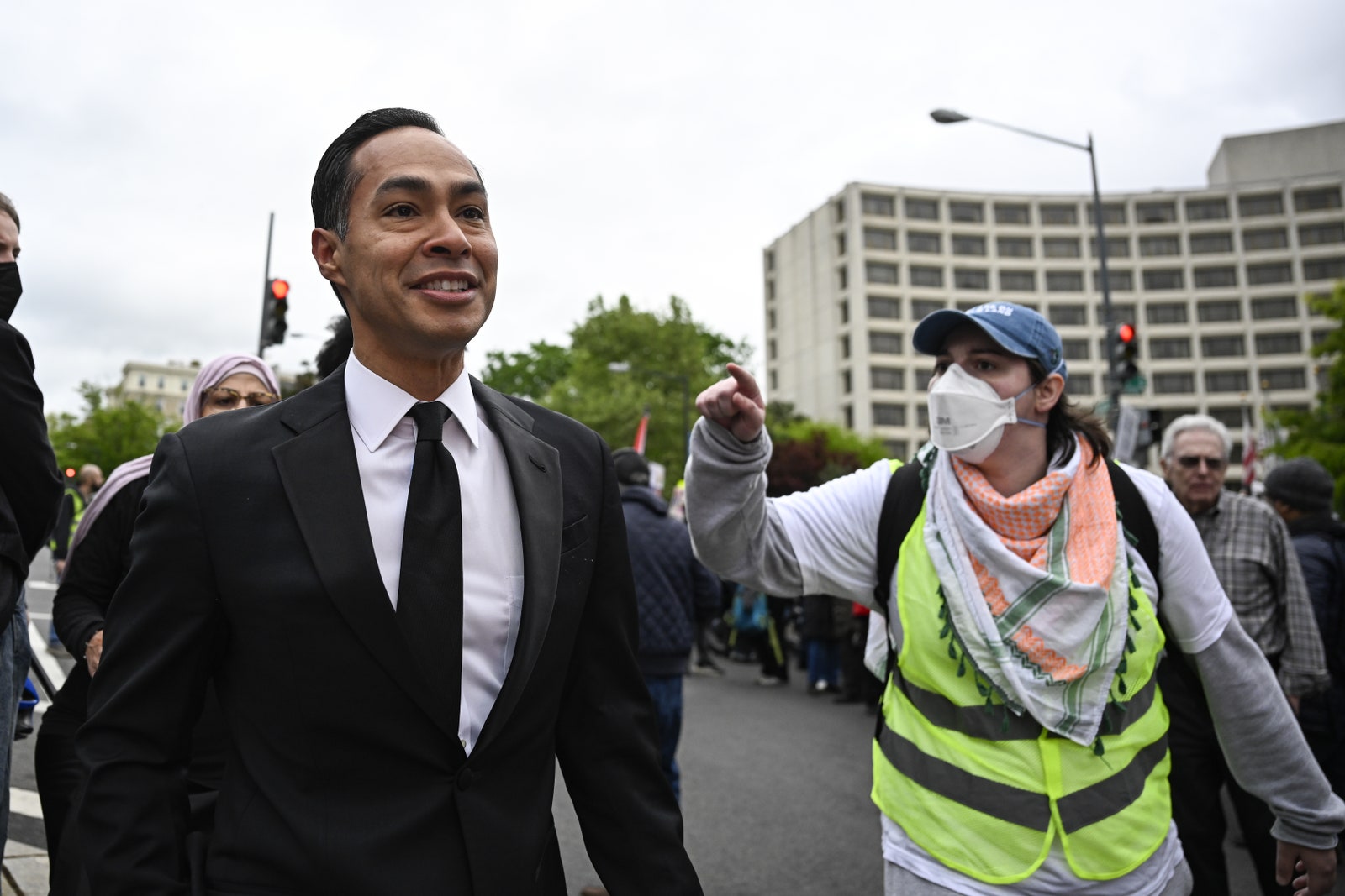 L'image contient peut-être Julian Castro Blazer Vêtements Manteau Veste Vêtements de cérémonie Costume Personnes Personne Ville Marchant et Adulte