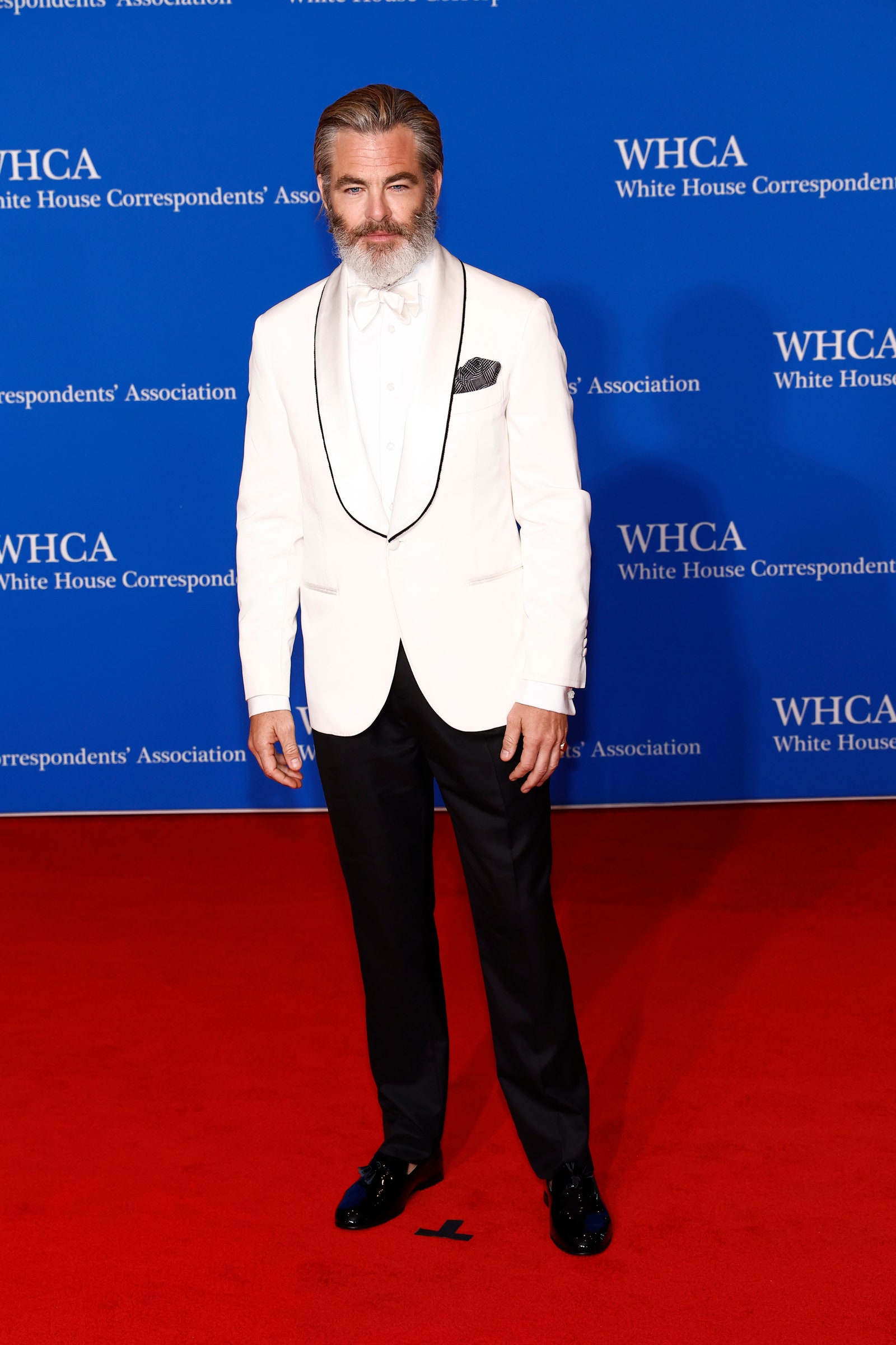 L'image peut contenir Chris Pine Vêtements Tenue de soirée Costume Mode Personne adulte Chaussures debout Chaussures et accessoires