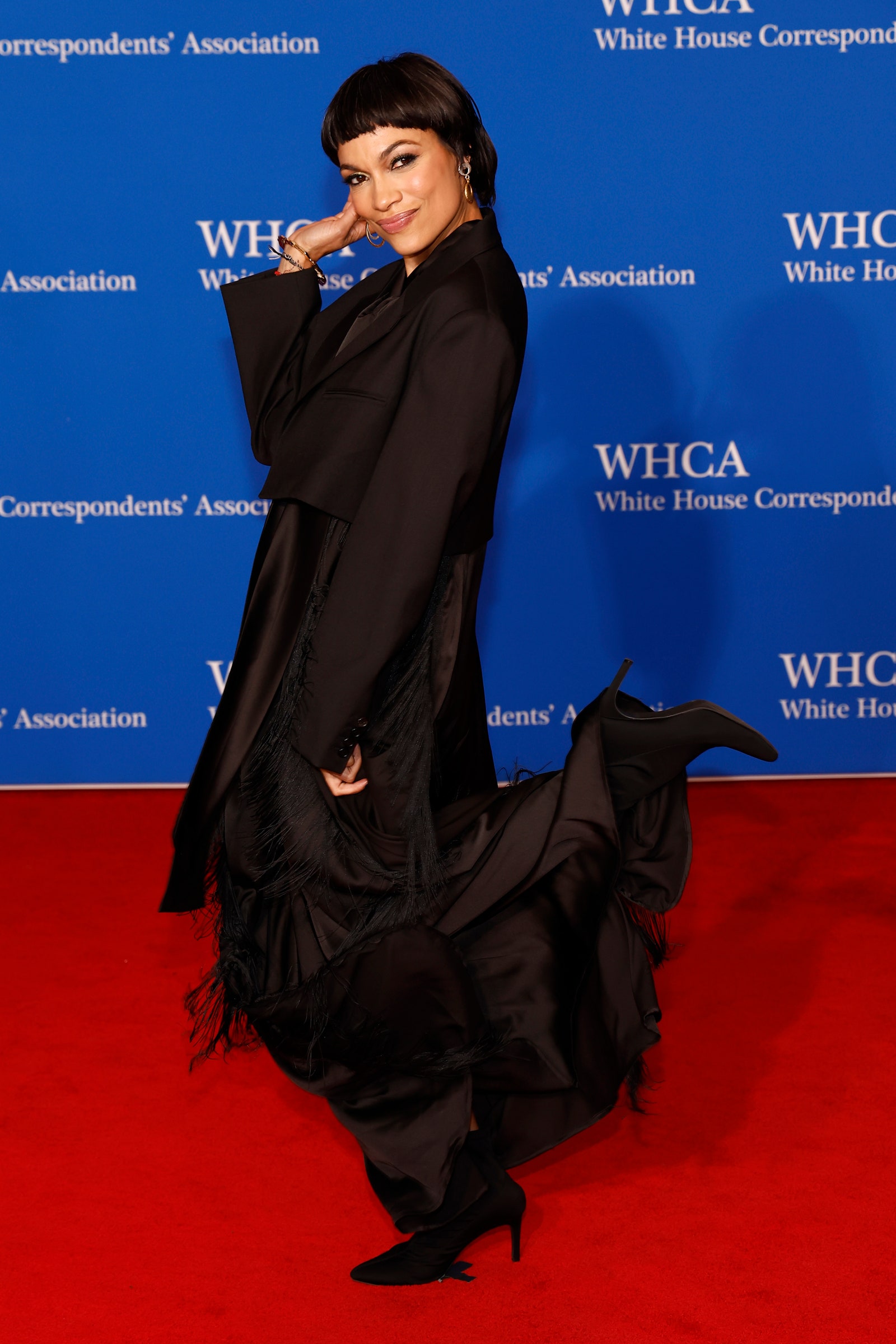 L'image peut contenir Rosario Dawson Mode Vêtements Chaussures Chaussures à talons hauts Adulte et personne