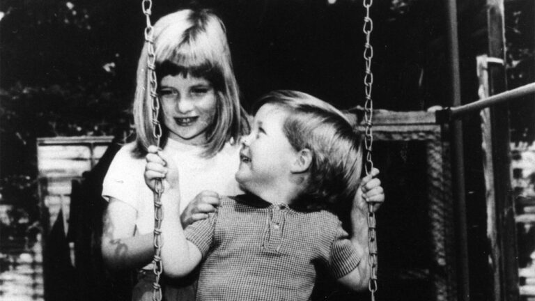 Charles Spencer partage une photo de la princesse Diana dans son uniforme d'école primaire