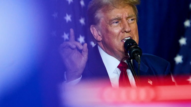 « Il a été souillé » : Trump suggère bizarrement que Biden a mis des trucs sur le bureau ovale lors d'une collecte de fonds pour un milliardaire