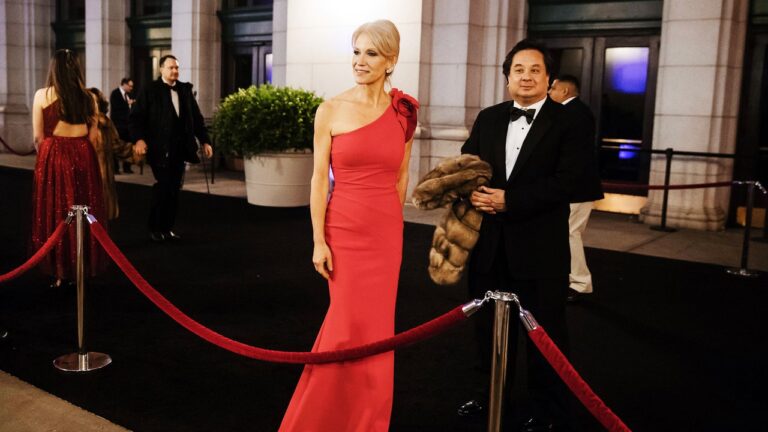 L'ex-mari de Kellyanne Conway fait un don de près d'un million de dollars pour faire réélire Joe Biden