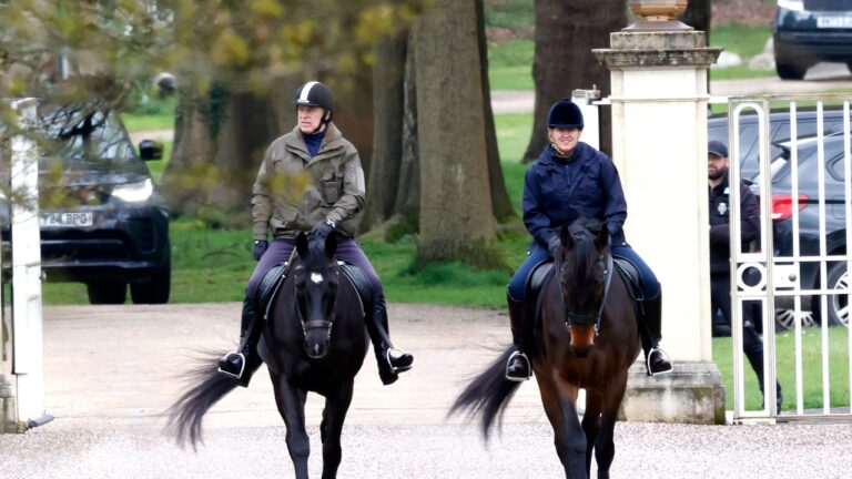 Le prince Andrew apparaît à cheval lors de la première du film dramatisant sa chute de la grâce