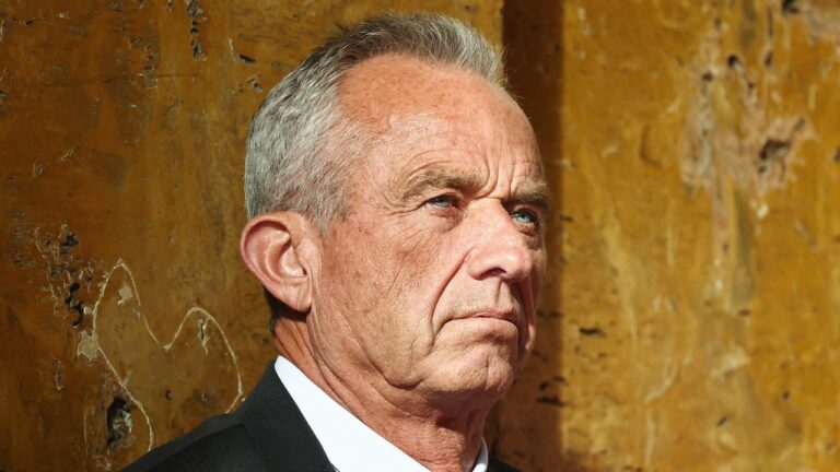 L'histoire de la décapitation de la baleine de RFK Jr. donne du fil à retordre à celle du meurtre de l'ours de RFK Jr.