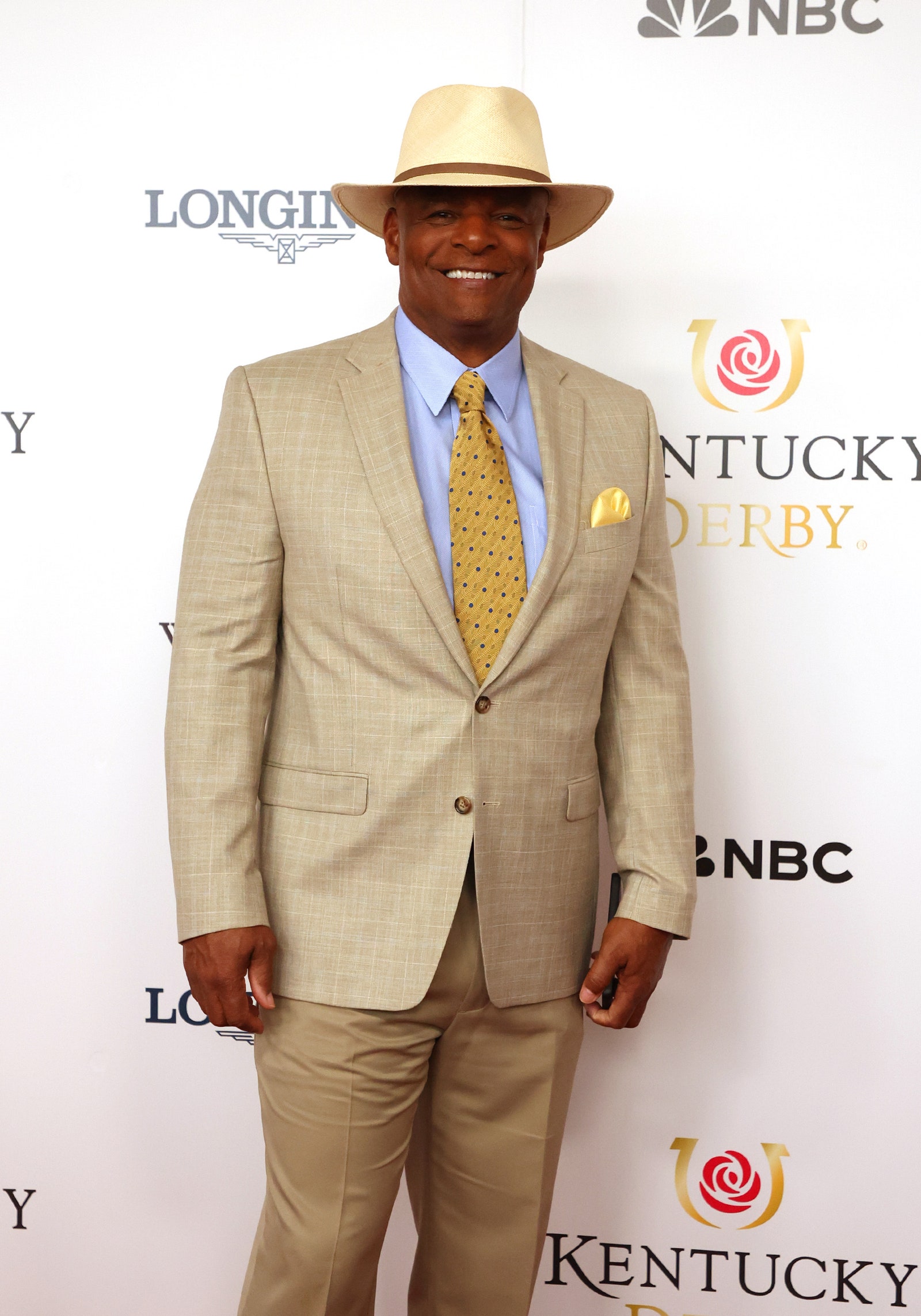 L'image peut contenir Warren Moon Vêtements Tenue de soirée Accessoires de costume Cravate Blazer Manteau Veste Personne adulte et chapeau