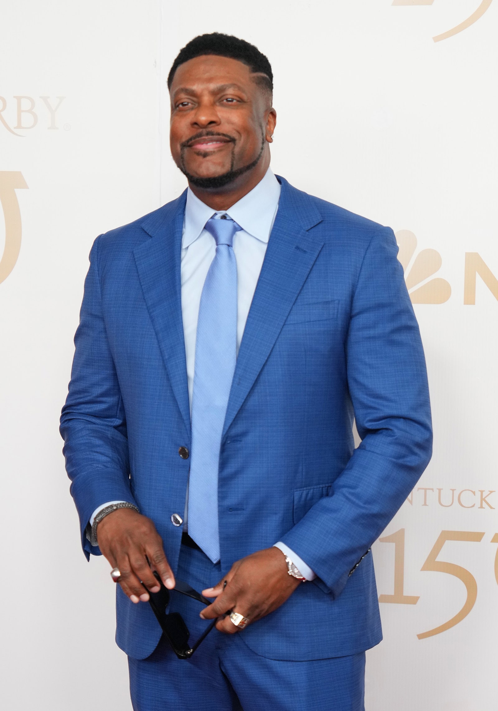 L'image peut contenir Chris Tucker Vêtements Tenue de soirée Costume Blazer Manteau Veste Accessoires Cravate Adulte et personne