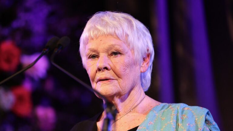Judi Dench s'irrite face aux avertissements déclencheurs au théâtre : « Si vous êtes si sensible, n'y allez pas »