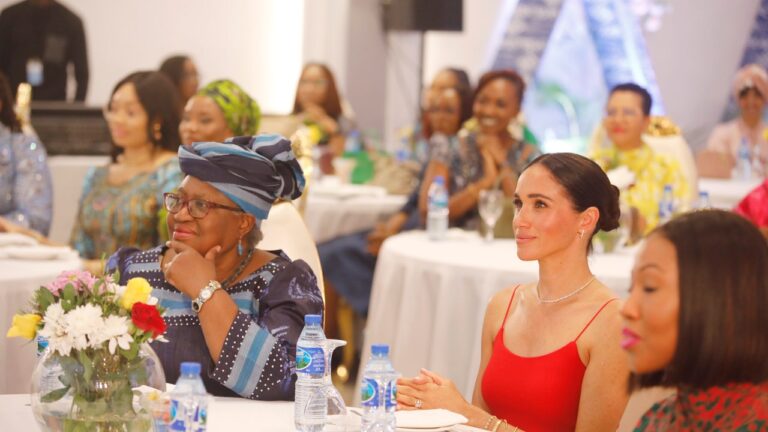 Ngozi Okonjo-Iweala, l'amie de Meghan Markle, lors de son voyage au Nigeria : « Nous devons nous amuser »