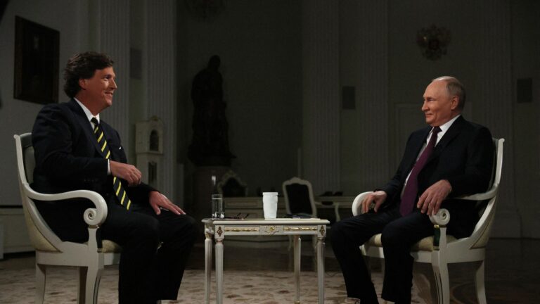 Tucker Carlson boucle la boucle avec une émission à la télévision d'État russe