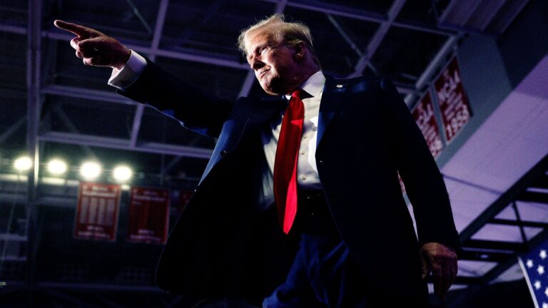Dénigrer, s'amuser et jouer les victimes : les coulisses du blitz de messages de Trumpworld avant le débat