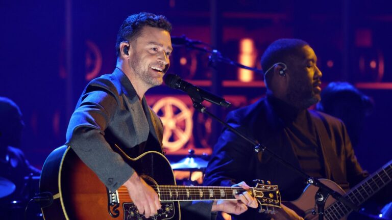 Justin Timberlake se plaint de la « semaine difficile » lors de son premier concert après son arrestation pour conduite en état d'ébriété