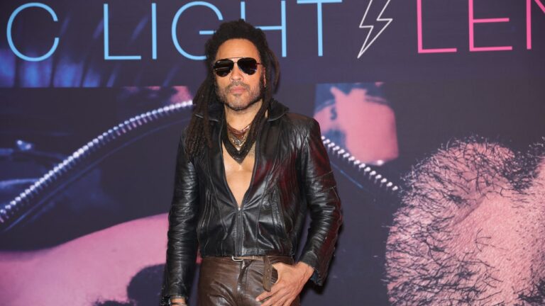 Lenny Kravitz et son pantalon d'entraînement en cuir sont célibataires
