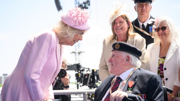 Pourquoi la reine Camilla portait du rose de la tête aux pieds lors de l'événement du jour J avec le roi Charles et le prince William