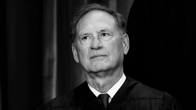 « Presque ridicule » : Sheldon Whitehouse n'achète pas la défense de John Roberts devant la Cour suprême