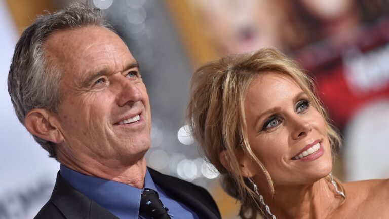 RFK Jr. vivait autrefois avec un émeu qui attaquait régulièrement sa femme (maintenant, il n'a plus que des corbeaux de compagnie, il nourrit des restes de viande et crie « Caw ! Caw ! »)
