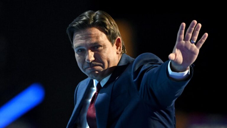 À la Convention nationale républicaine, Ron DeSantis reçoit un accueil chaleureux dans le giron du mouvement MAGA