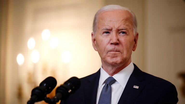 Biden et ses alliés sont furieux contre les démocrates qui tentent de le pousser à la démission : « Ils font du Jules César avec cet homme »