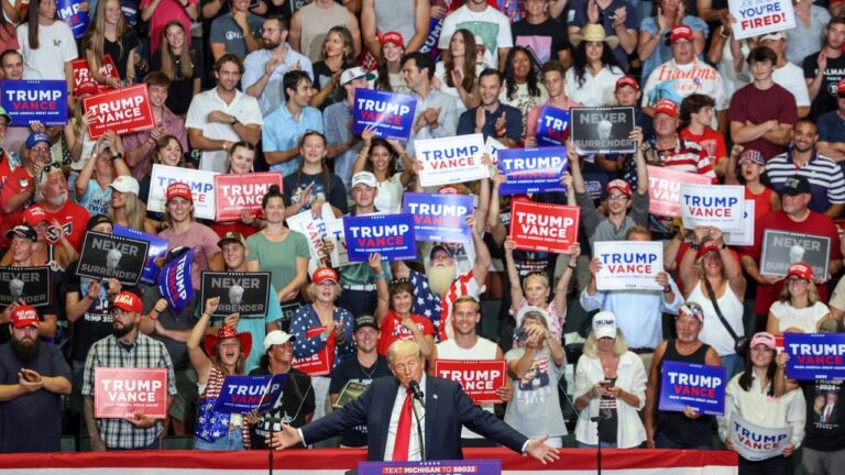 Donald Trump a déclaré avoir « pris une balle pour la démocratie » lors de son premier rassemblement depuis la tentative d’assassinat
