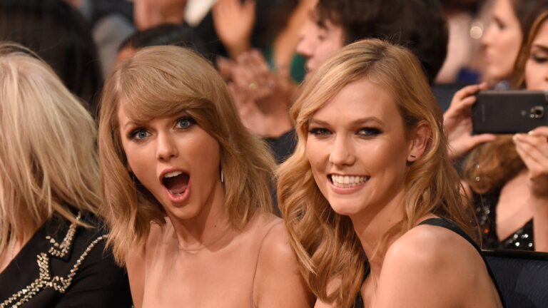 Karlie Kloss est toujours une Swiftie, merci