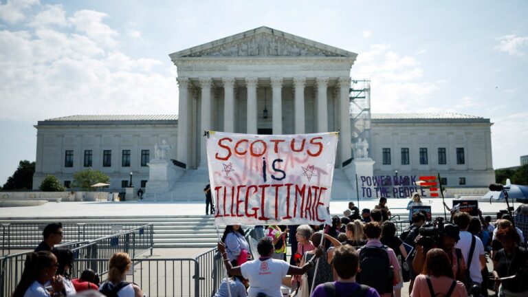 La Cour suprême « sape activement » la démocratie, selon Elizabeth Warren