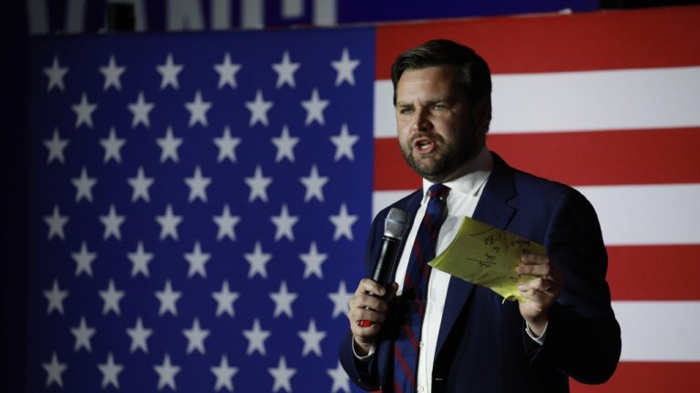 Les positions politiques extrêmes de JD Vance sur tout, de l'avortement au maintien d'un mariage violent pour le bien des enfants