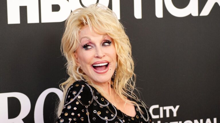 Scarlett Johansson croit en deux choses. L'une d'elles est les tatouages ​​de Dolly Parton.