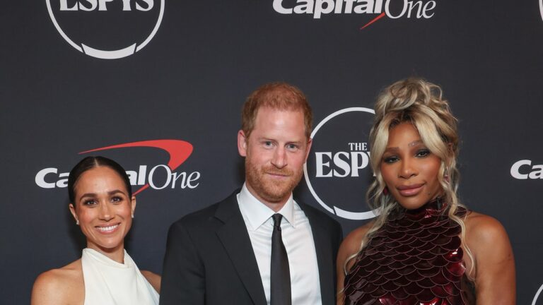 Serena Williams taquine gentiment Harry et Meghan pour les avoir accusés de consommer « trop d’oxygène »