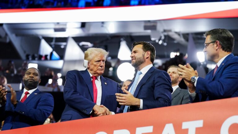 Toutes les horribles choses que JD Vance a dites à propos de Trump avant de devenir son colistier