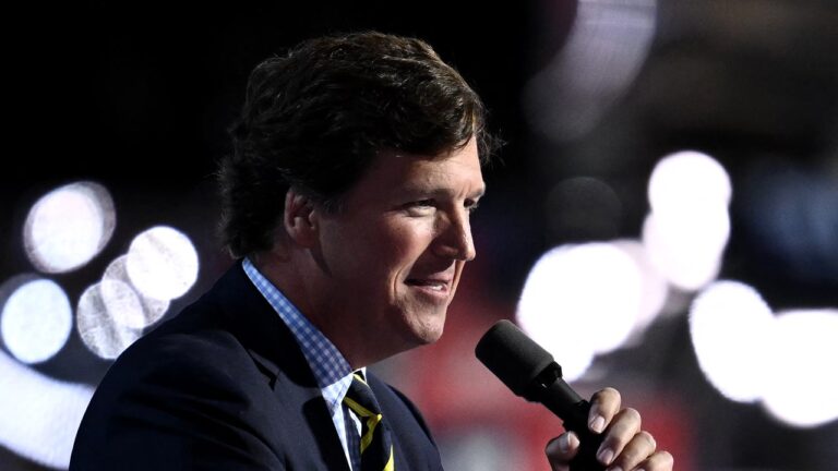 Tucker Carlson décrit Donald Trump, parmi tous les gens, comme celui qui tente de « ramener la démocratie aux États-Unis »
