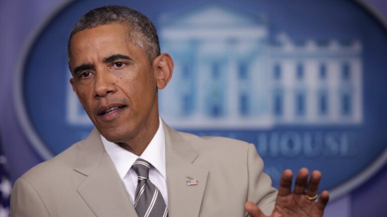 Barack Obama met la victoire sur le compte de deux avec son mème Kamala Harris en costume beige